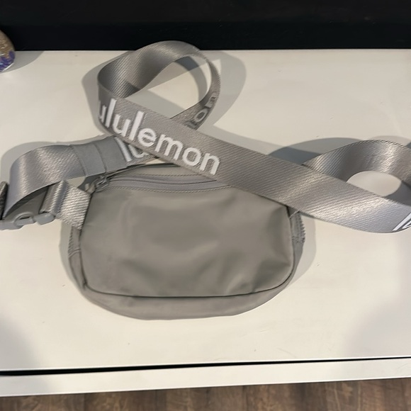 Lululemon Everywhere Belt Bag - Picture 2 of 3